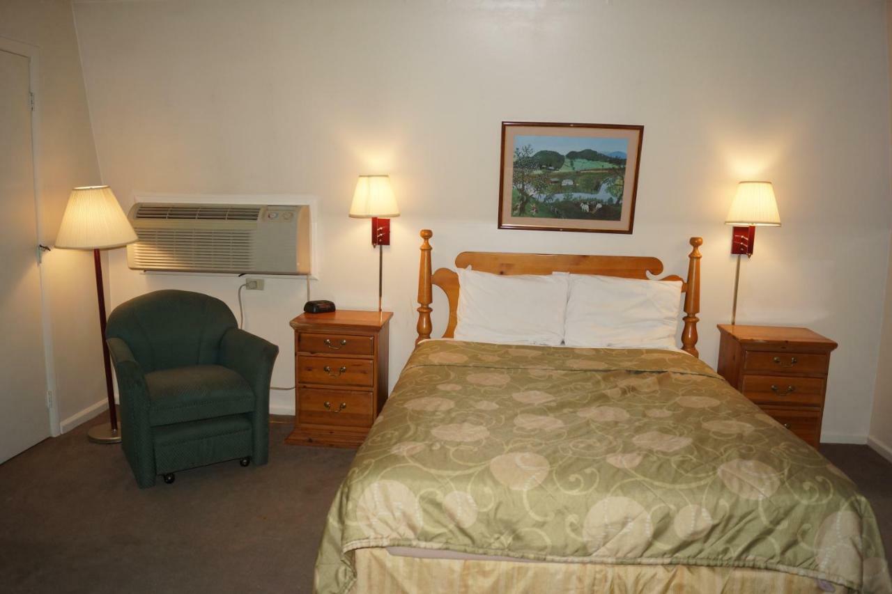 Country Squire Inn And Suites Coshocton Экстерьер фото